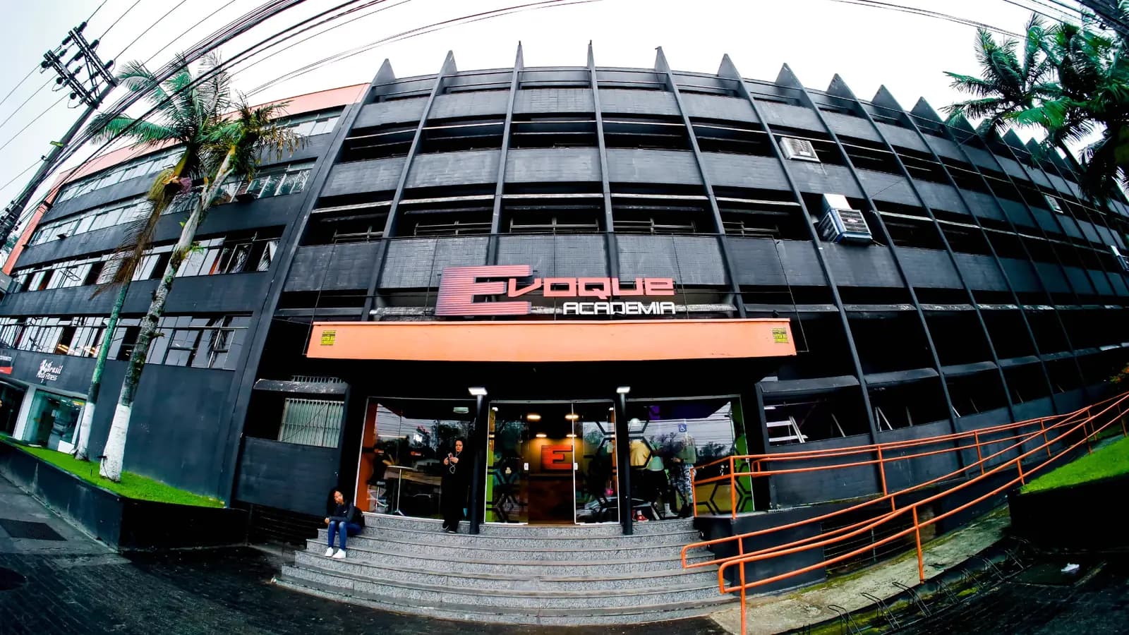 Fachada da unidade Evoque Ribeirão Pires, com a marca em destaque sobre a entrada